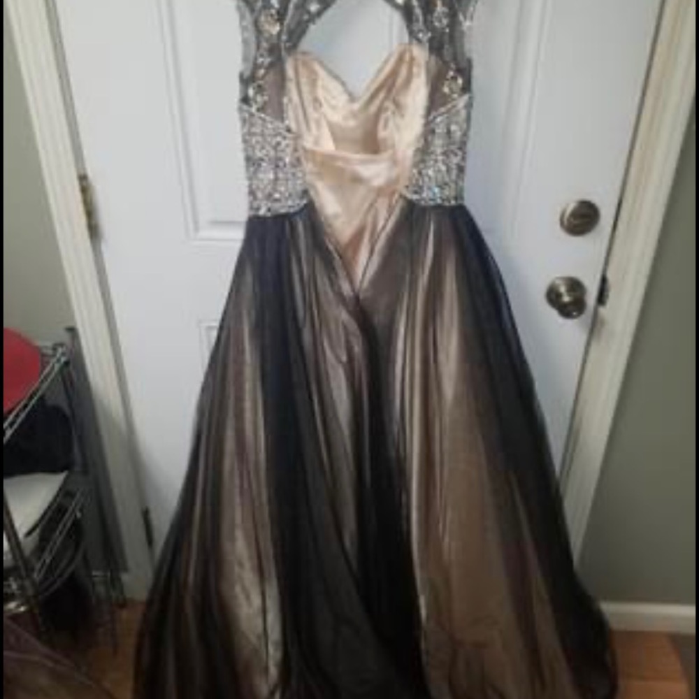 Prom dress - Picture 2 of 5